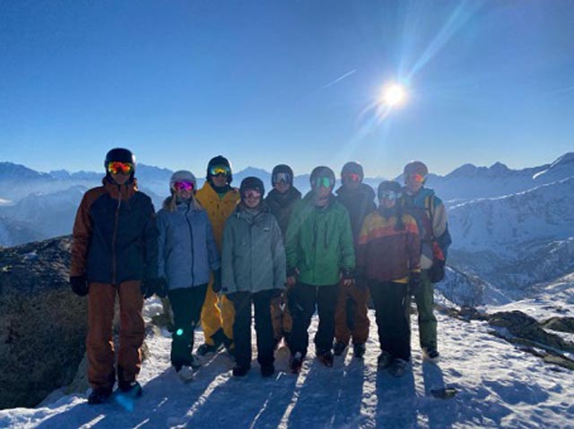 Ein Teil des Leitungsteams bei bestem Wetter im Schnee. Foto: zVg