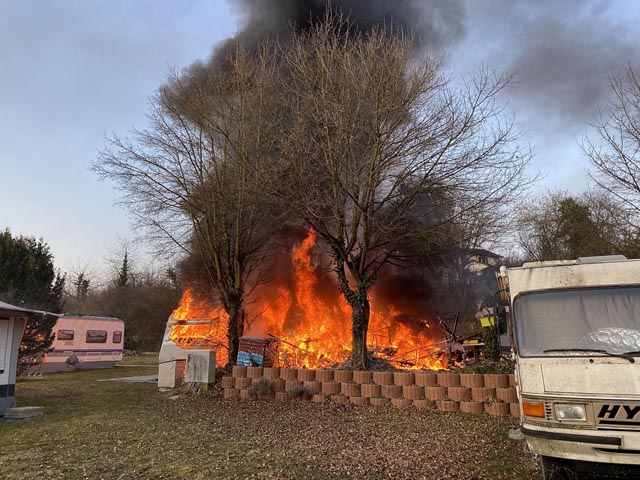Die beiden Wohnwagen wurden komplett zerstört. Foto: Polizei