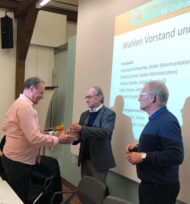 Stabsübergabe beim Tennis-Club Kraftwerk Laufenburg (TC KWL): An der diesjährigen Clubversammlung wurde der bisherige Präsident Otmar Raufer (Döttingen, links) vom neuen Präsidenten Christoph Grenacher (Ittenthal, Mitte) und Administrator Daniel Lüscher (Herznach, rechts) verabschiedet. Foto: zVg