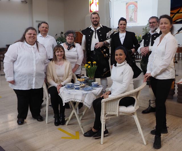 Das Weltgebetstags-Team von Stein zusammen mit den drei Mitgliedern der «Linden Leaf Pipers». Foto: Fabrice Müller