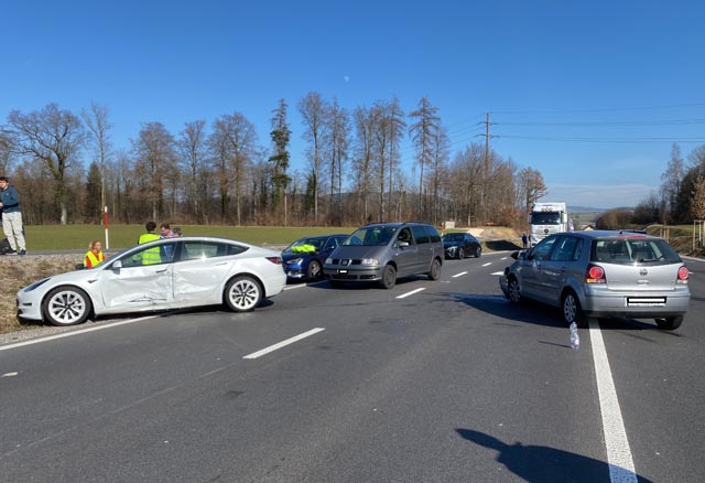 Ein schwerer Verkehrsunfall im Bereich des Autobahnzubringers Lenzburg forderte ein Todesopfer. Foto: Polizei AG