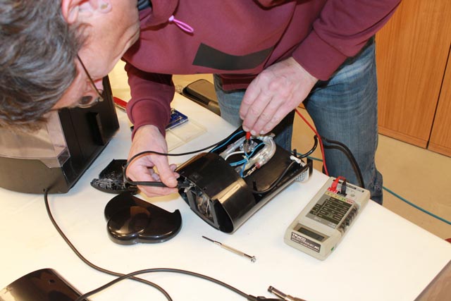 Operation am offenen Herzen: Ob die Kaffeemaschine wohl noch zu retten ist? Foto: Sonja Fasler
