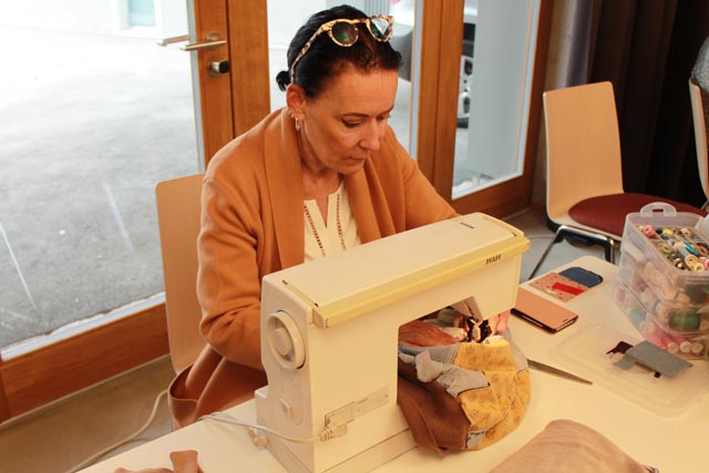 Béa Bieber, die das Repair-Café initiiert hat, legt selber Hand an und kümmert sich um den Textilbereich. Foto: Sonja Fasler