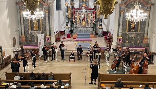 Streicherensembles der Musikschule Frick in der stimmungsvollen katholischen Kirche Frick. Foto: zVg