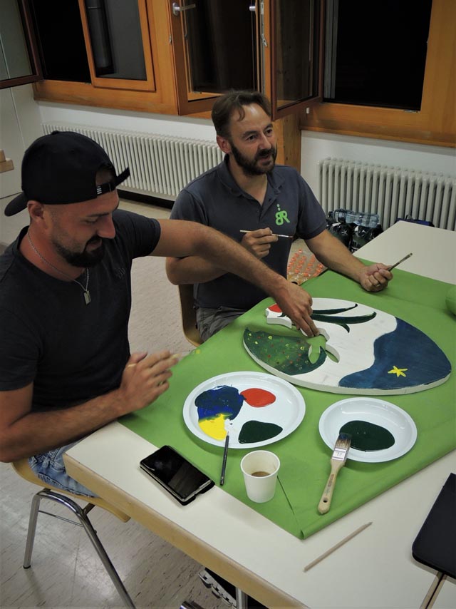 Viel Mühe gaben sich die Volleyballer beim Basteln. Foto: zVg