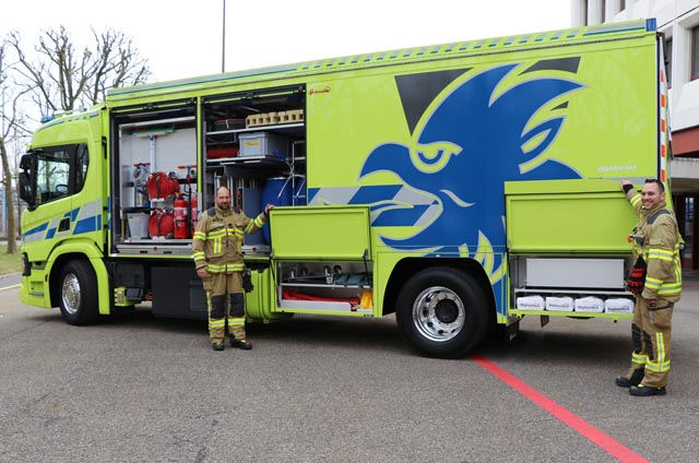 Premiere in der Schweiz: Marco Schlienger, Kommandant, und Daniel Kobelt, Projektverantwortlicher, nehmen in der DSM Chemiewehr den ersten Plug-in Hybrid LKW in Betrieb. Foto: Paul Roppel