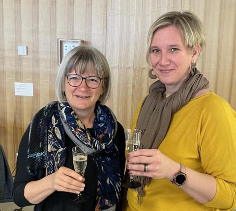 Die aktuelle Präsidentin Nicole Hollenstein (rechts) freut sich zusammen mit Margreth Borer, die das Familienzentrum Möhlin vor 16 Jahren initiiert hatte, auf das kommende Vereinsjahr. Foto: zVg