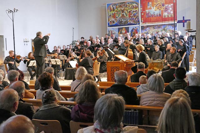 Projektchor und Orchester in der vollbesetzten Kirche. Foto: zVg