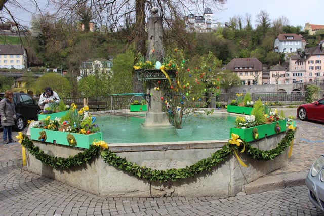 Der Laufenbrunnen im Blumenschmuck. Foto: Dieter Deiss