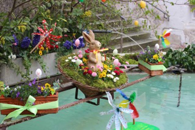 Der liebevoll geschmückte Rösslibrunnen. Foto: Dieter Deiss