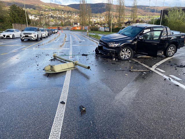 Kollision zwischen Lieferwagen und Personenwagen in Reinach. Foto: Polizei BL