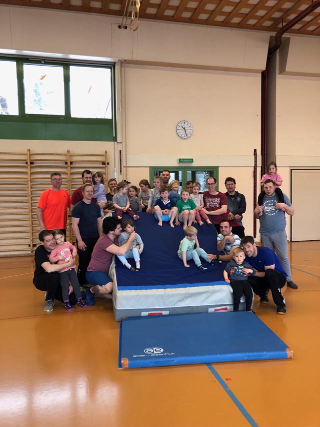 Väter, Göttis und Kinder genossen die Turnstunde in Wittnau. Foto: zVg