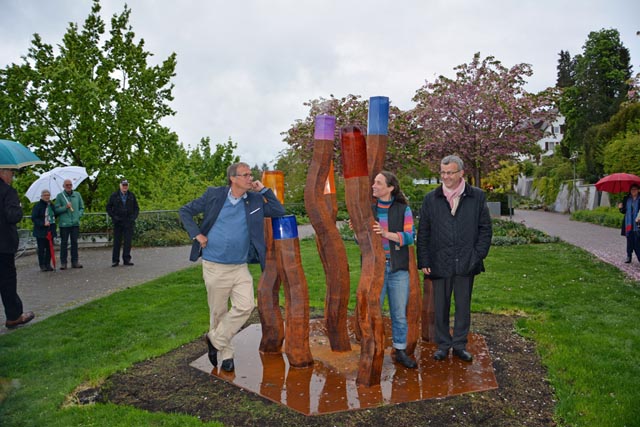 Oberbürgermeister Klaus Eberhardt, Künstlerin Simone Fezer und Stadtammann Franco Mazzi (v.l.) haben sichtlich Spass an dem neuen Kunstwerk. Foto: zVg