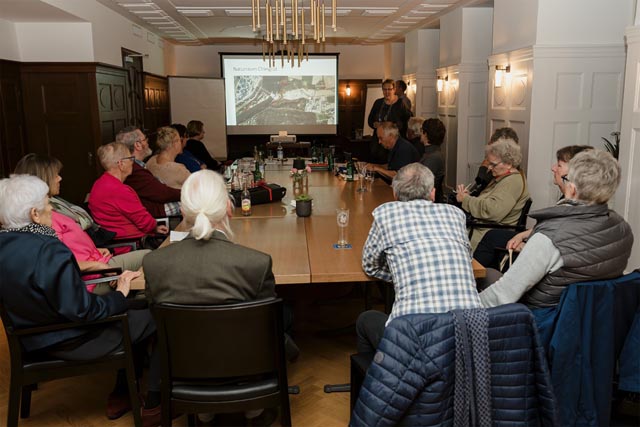 Lebhafte Diskussion zur Zukunft des Chleigrüts. Foto: zVg