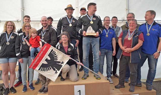 Aarauer Dominanz auf dem Siegerpodest der 300-m-Sportschützen: links das «junge» Aarauer Team, in der Mitte die Aarauer Routiniers, rechts die drittklassierten Fislisbacher. Foto: wr