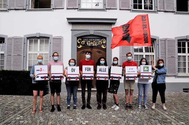 Die JUSO Baselland beim Einreichen der ÖV-Initiative. Foto: JUSO BL