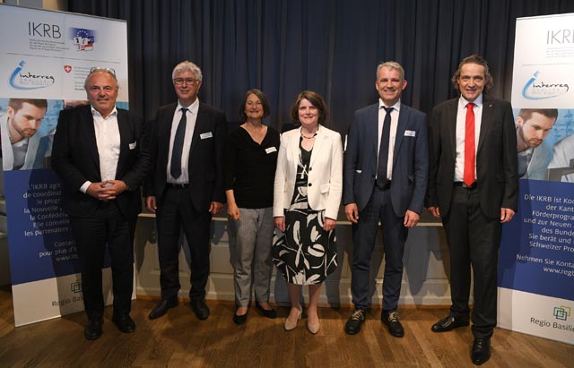  Gruppenbild anlässlich der heutigen Auftaktveranstaltung in Basel (v.r.): Botschafter Dr. Eric Jakob, SECO; Frédéric Pfliegersdoerffer, Conseiller régional Région Grand Est; Bärbel Schäfer, Regierungspräsidentin Regierungspräsidium Freiburg im Breisgau; Kathrin Schweizer, Regierungsrätin Kanton Basel-Landschaft; Beat Jans, Regierungspräsident Kanton Basel-Stadt; Dr. Manuel Friesecke, Geschäftsführer Regio Basiliensis. Foto:ikrb