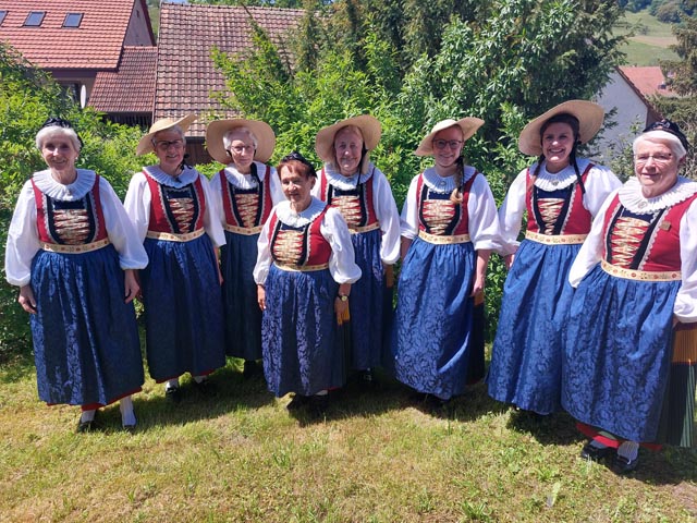 Acht der neun existierenden Sulztaltrachten mit Sonja Sauerländer, 3. v.l, auf einem Bild vereint. Foto: Reto Weiss