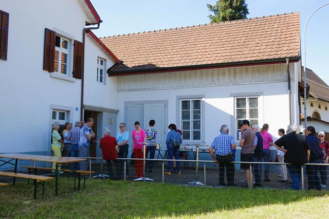 Besammlung vor der 10-Uhr-Führung. Foto: Roger Haslimeier