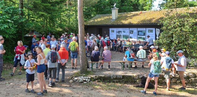 Bei der Jagdhütte Vorstann wurden den Wanderern ein Apéro und interessante Infos zur Rehkitz-Rettung serviert. Foto: André Bisig