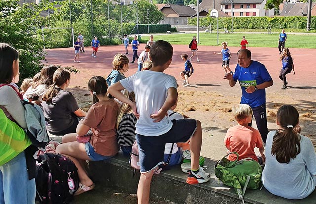 Die Schülerinnen und Schüler freuten sich über die verlängerte Pause mit Luigi Ponte. Foto: zVg
