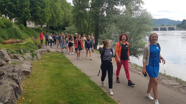 Die Teilnehmenden lernen sich bei einem Spaziergang am Rheinufer kennen. Foto: HRK