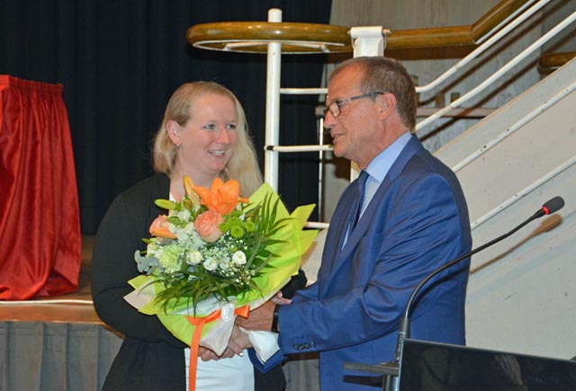 Oberbürgermeister Klaus Eberhardt gratuliert Kristin Schippmann zur erfolgreichen Wahl zur Bürgermeisterin. Foto: zVg