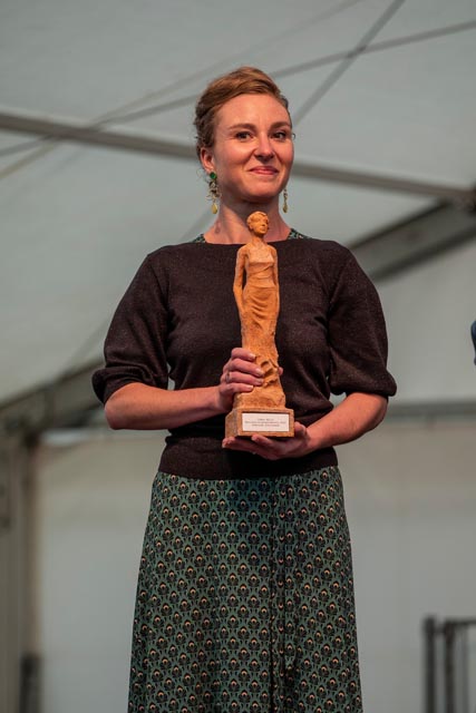 Geschenk der Gemeinde Schinznach: Irène Kälin freut sich über die Skulptur des Künstlers Simon Sidler. Foto: © Peter Siegrist