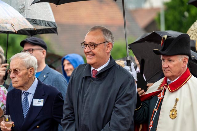 Bundesrat Guy Parmelin geniesst das Winzerapéro in Oberflachs. Foto: © Peter Siegrist