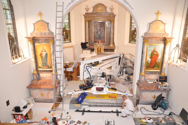 Spezialisten der Firma Fontana & Fontana an der Arbeit. Foto: Jörg Wägli