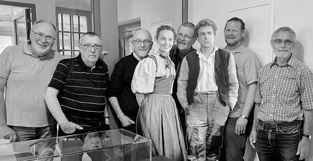 Die Herren der Männerlesegruppe mit Vreneli und Ueli aus dem Film «Ueli der Knecht». Foto: zVg