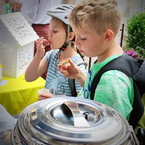 Den ukrainischen Kindern schmeckts. Foto: zVg