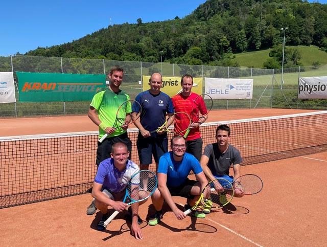 Die 2.-Liga-Mannschaft (Aktive) des TC Laufenburg sicherte sich mit einem deutlichen Sieg zuhause gegen Lenzburg den Ligaerhalt. Foto: zVg