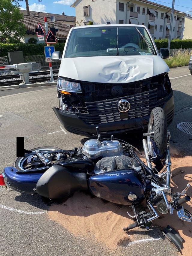 Bei der Kollision wurde der Motorradfahrer schwer verletzt. Foto: Polizei BL