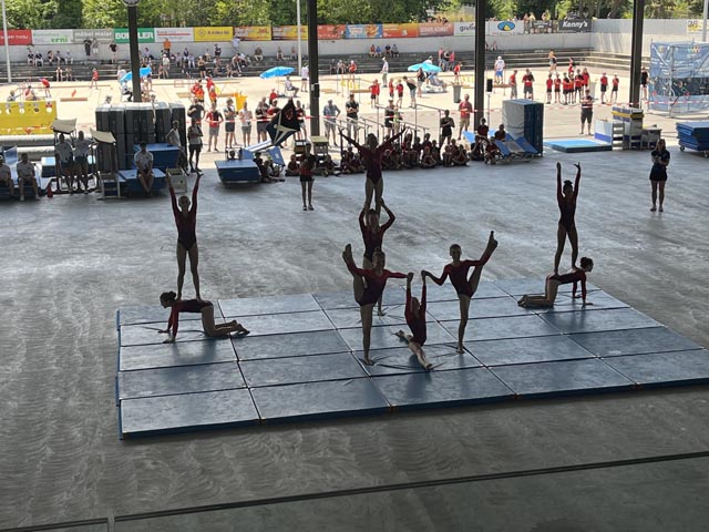 Synchrone und elegante Haltung der Bodenturnerinnen. Foto: zVg