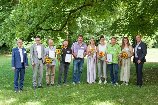 Die Sieger im Schlosspark Ebenrain, umrahmt von Regierungspräsident Thomas Weber (BL) und Regierungsrat Kaspar Sutter (BS) auf der linken Seite sowie Ebenrain-Leiter Lukas Kilcher (rechts). Foto: zVg