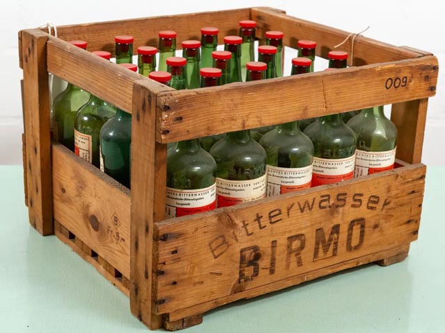 Eine kleine Besonderheit aus Birmenstorf: Im 19. Jahrhundert entdeckte man ein Bittersalz, mit dem man fortan «Birmo», ein Bitterwasser herstellte. Es diente als therapeutisches Getränk für alles Mögliche. Foto: Copyright Arbeitsgruppe «Archiv und Sammlung» Birmenstorf