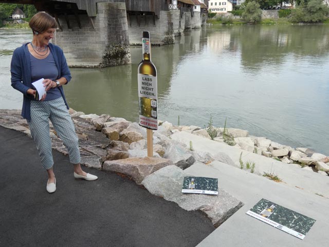 Helene Bigler präsentiert das Angebot für die Gemeinden: Flaschentafeln, Autoaufkleber und Bodenaufkleber. Foto: Jörg Wägli