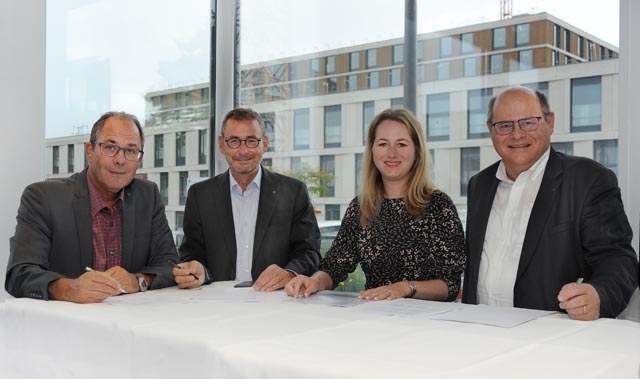 Der Mietvertrag zwischen dem KSB und der RABAG ist unterzeichnet. Von links: Adrian Schmitter (CEO KSB), Daniel Heller (Präsident Verwaltungsrat KSB), Amanda Caprez-Gaufroid (Präsidentin Genossenschaft Notfall Apotheke Baden) und Urs Humbel (Verwaltungsratspräsident RABAG). Foto: zVg