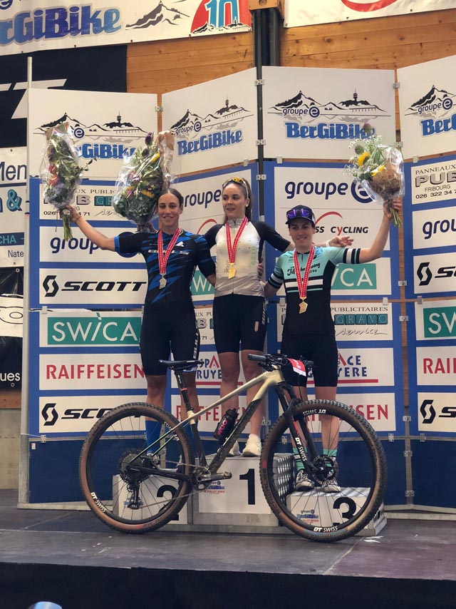 Irina Lützelschwab gewann an den Marathon-Bike-Schweizermeisterschaften die Silbermedaille hinter Steffi Häberlin (Mitte) und vor Jannine Wüest. Foto: zVg