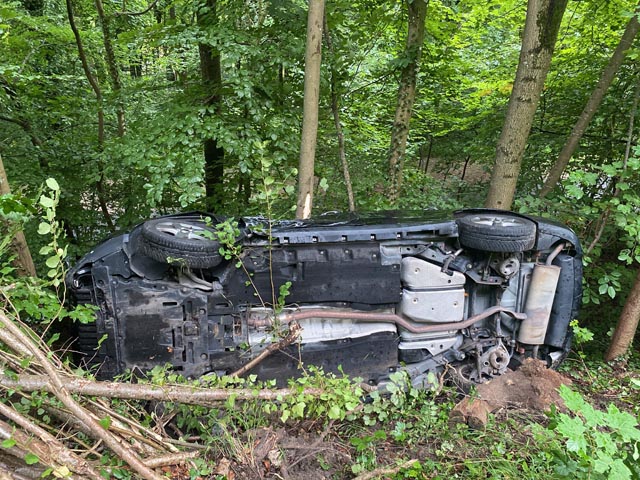 Nach Kollision Böschung hinuntergefahren. Foto: Polizei AG 
