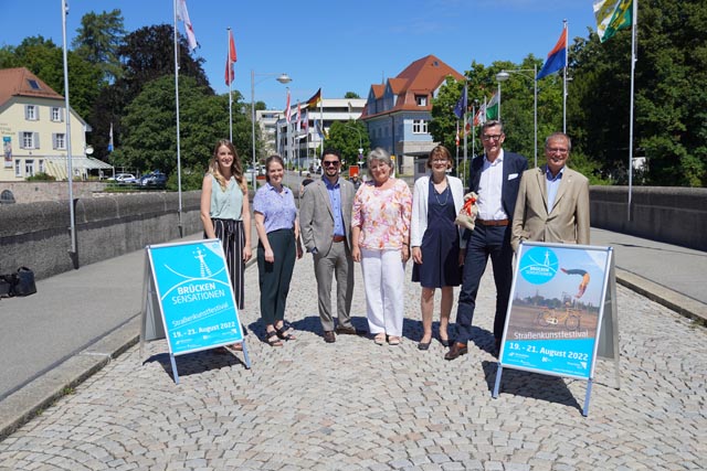 Stellten das diesjährige Programm vor (v.l.): Anika Neugart, Désirée Hess, Dario Rago, Brigitte Brügger, Susanna Schlittler, Rainer Liebenow und OB Klaus Eberhardt. Foto: zVg
