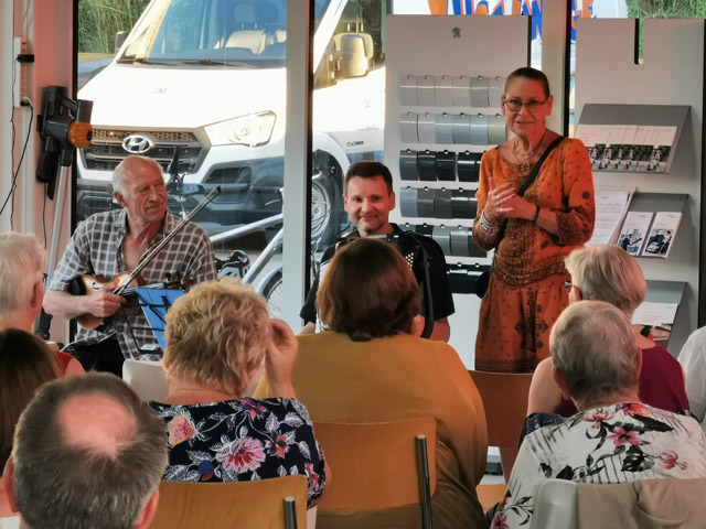 Gino Suter (Violine, links) und Andrei Ichtchenko (Akkordeon) zogen das Publikum mit ihrer Musik in ihren Bann. Foto: zVg