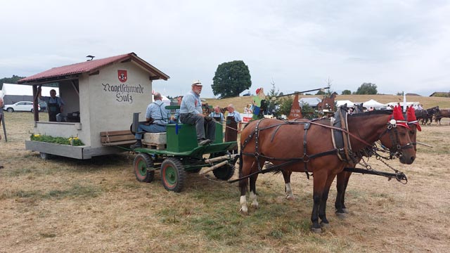 Die fahrbare Nagelschmiede mit dem improvisierten Pferdefuhrwerk. Foto: zVg