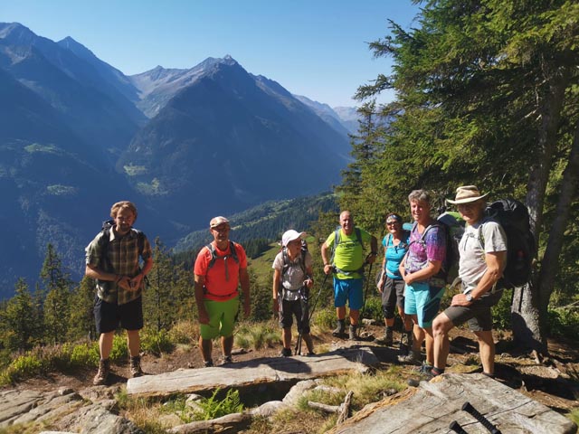 Acht Gipfelstürmer der Naturfreunde Möhlin wanderten in der Innerschweiz oberhalb Intschi. Foto: zVg 
