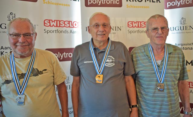 Platz 1 und 3 trennten ganze 0,5 Punkte: 1. Werner Erdin, Gansingen, 300,4 Pkt. (Mitte); 2. Jost Mathis, Rudolfstetten, 300,3 Pkt. (links); 3. Robert Waldmeier, Möhlin, 299,9 Pkt. Foto: AGSV