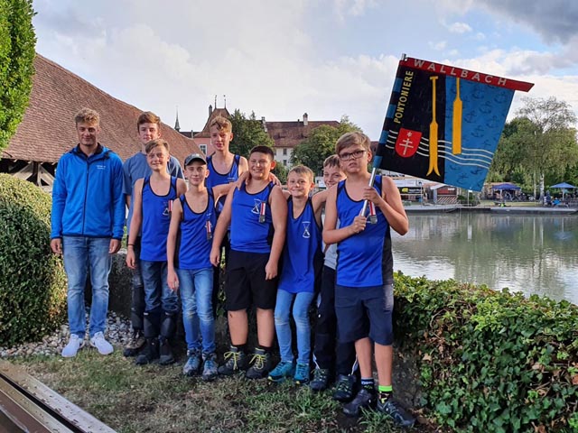 Jungpontonierleiter Nicola (links) mit den Wallbacher Jungpontonieren. Foto: zVg