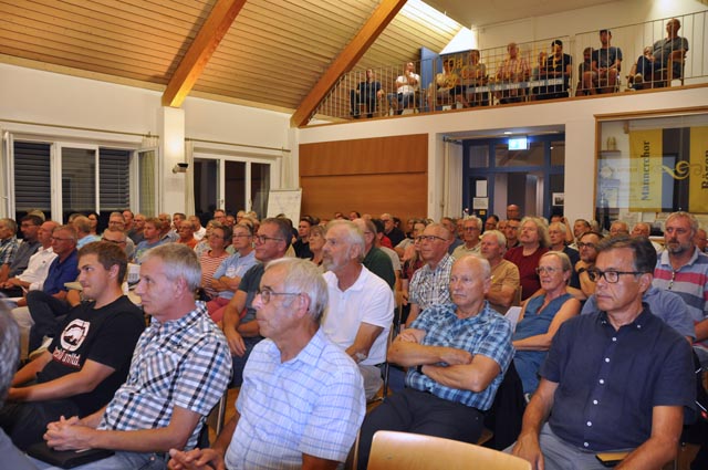 Grossaufmarsch am Solar-Infoabend in der Gemeinde Böztal. Foto: Vreni Weber