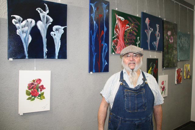 Max Borer vor seinen Bildern in der Kunstausstellung im Gemeindehaus Eiken an der Vernissage. Foto: Peter Schütz