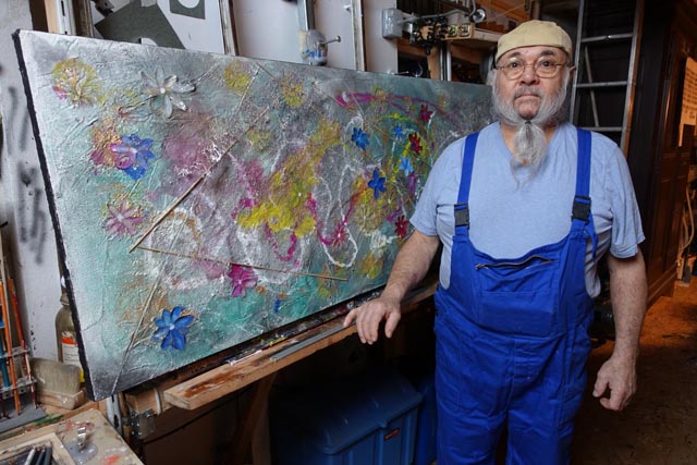 Max Borer im Atelier Käferkunst mit dem Bild, das er der Gemeinde Eiken schenken möchte.. Foto: Peter Schütz